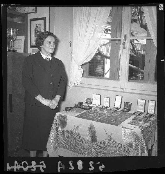 Ritratto femminile - La signora Carolina Perina vedova Nuvolari - Medaglie del marito esposte - Mantova - Viale delle Rimembranze - Casa Nuvolari - Interno