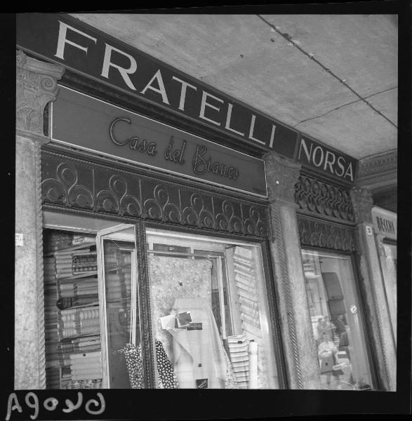 Mantova - Piazza Erbe - Negozio dei fratelli Norsa "Casa del Bianco" - Vetrine