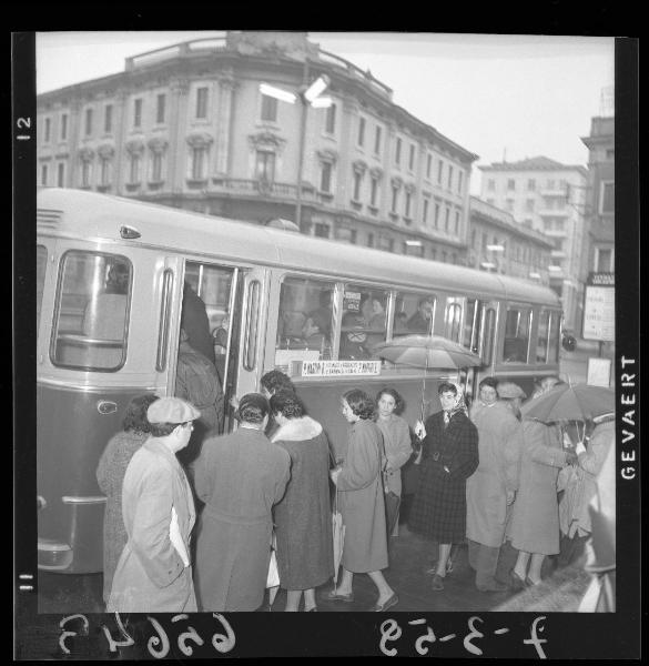 Mantova - Piazza Martiri di Belfiore - Autobus urbano - Passeggeri in sosta o nell'atto di salire a bordo
