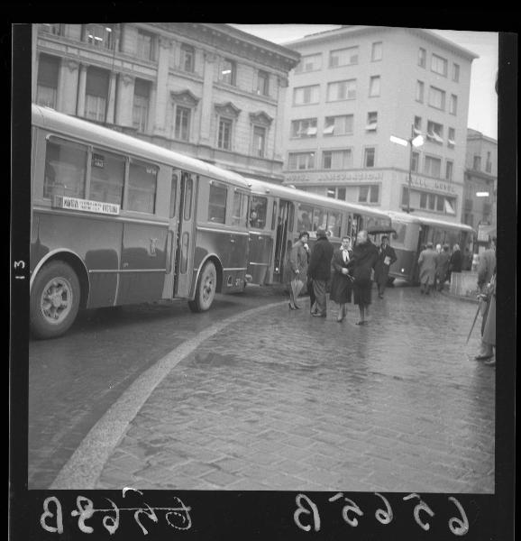 Mantova - Piazza Martiri di Belfiore - Autobus urbani - Passeggeri in sosta o nell'atto di salire a bordo