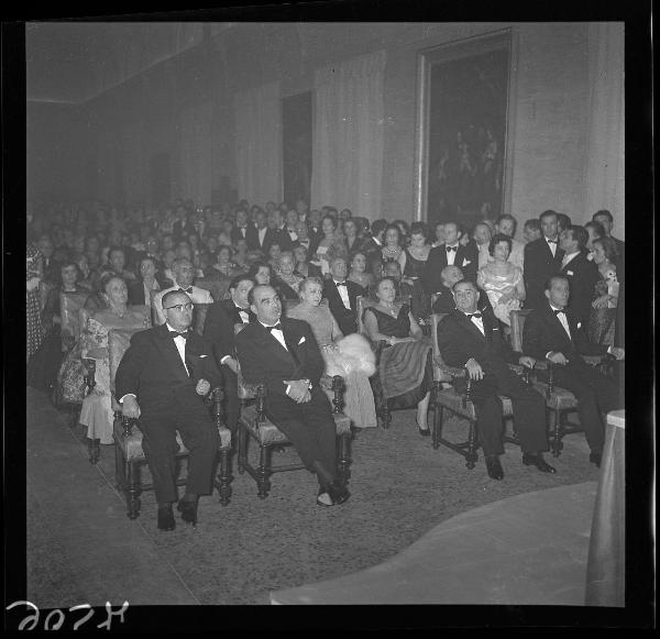 Ritratto di gruppo - Platea in ascolto - Cerimonia di premiazione "Orfeo" 1956 - Mantova - Palazzo Ducale - Quadreria