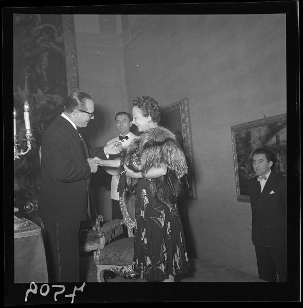 Doppio ritratto - Il sindaco on. Eugenio Dugoni nell'atto di consegnare la medaglia-ricordo all'attrice Nella Maria Bonora - Cerimonia di premiazione "Orfeo" 1956 - Mantova - Palazzo Ducale - Quadreria