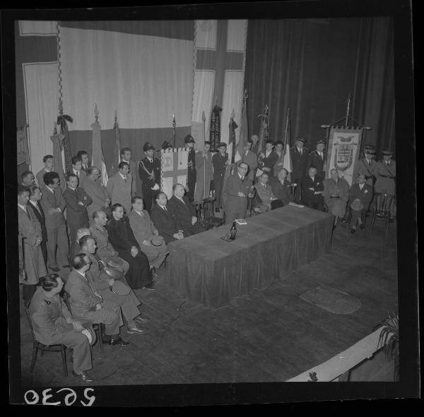 Ritratto di gruppo maschile - Il sindaco on. Eugenio Dugoni durante il suo discorso - Dodicesimo anniversario della Liberazione - Mantova - Teatro Sociale
