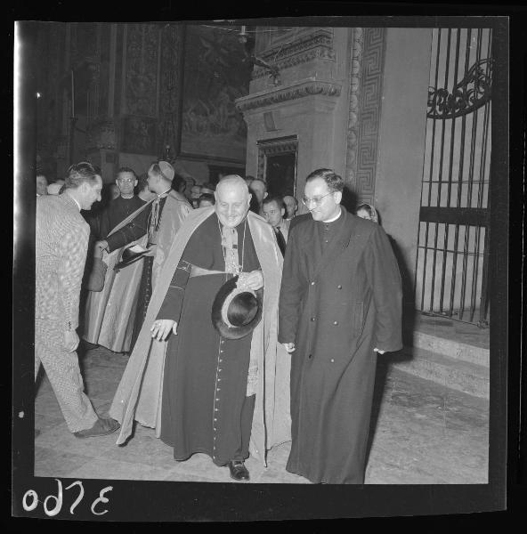 Doppio ritratto maschile - Il cardinale Angelo Roncalli e un prete - Concerto di musiche Perosiane - Mantova - Basilica di S. Andrea - Interno