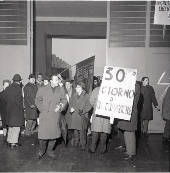 Occupazione dello stabilimento Siry-Chamon: lavoratori all'ingresso della fabbrica mostrano un cartello che indica che l'occupazione è in atto da trenta giorni