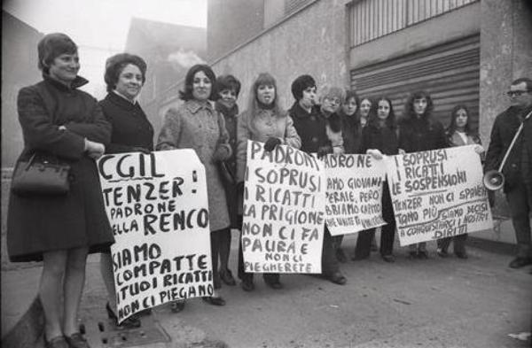 Sciopero dei lavoratori della Renco di Via Mecenate: un gruppo di operaie, di fronte all'entrata della fabbrica, mostrano dei cartelli in cui chiedono che vengano riconosciuti i loro diritti nel luogo di lavoro