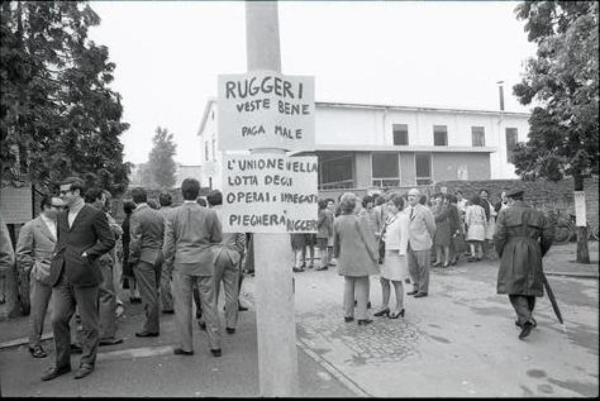 Sciopero dei dipendenti della Ruggeri (Unimac): i lavoratori si sono radunati all'esterno dei cancelli della fabbrica. In primo piano due cartelli di protesta che inneggiano all'unitÃ  fra operai e impiegati