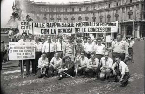 Sciopero dei dipendenti delle Autolinee a Roma: un gruppo di lavoratori, radunato in Piazza della Repubblica (l'antica piazza dell'Esedra), mostrano striscioni e cartelli di protesta