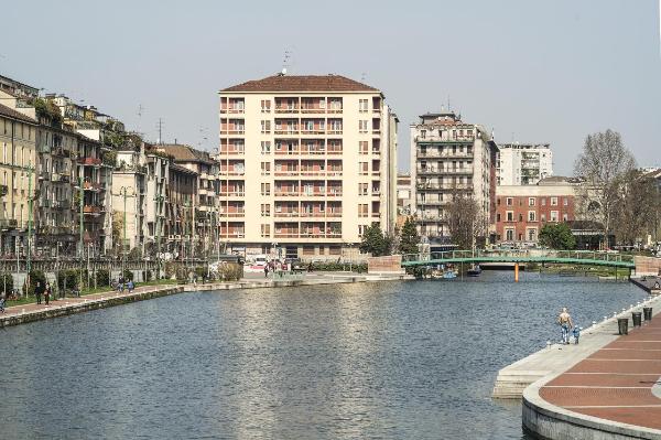 Milano - Darsena di Porta Ticinese - Ponte - Edifici lungo viale Gorizia - Persone