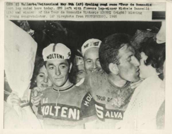 Ciclismo - Vittorio Adorni - Vallorbe (Svizzera) - Tour de Romandie 1965  - Tappa Friburgo-Vallorbe - Con Michele Dancelli vincitore della tappa e una giovane ammiratrice