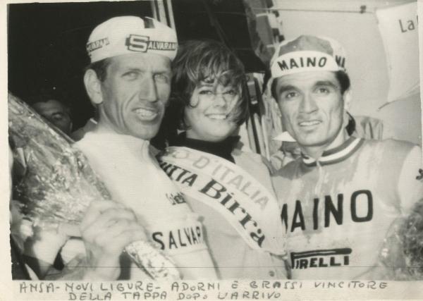 Ciclismo - Vittorio Adorni - 48° Giro d'Italia - Tappa Milano-Novi Ligure - Premiazione con il vincitore della tappa Danilo Grassi