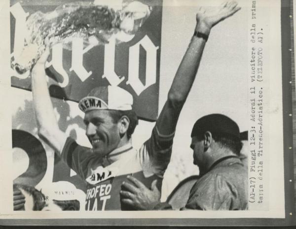 Ciclismo - Vittorio Adorni - Fiuggi - Corsa Tirreno-Adriatico 1968 - Festeggiamenti per la vittoria della prima tappa