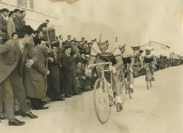 Ciclismo - Pierino Baffi - Criterium di San Daniele Po 1958 - Il vincitore seguito da Guido Messina e Tonino Domenicali