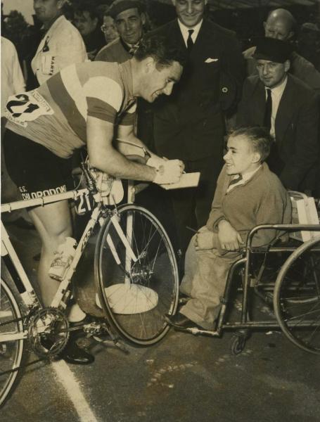 Ciclismo - Pierino Baffi - Royan (Francia) - 45° Tour de France - Tappa Saint-Nazaire-Royan - Il vincitore della tappa firma un autografo a un piccolo tifoso