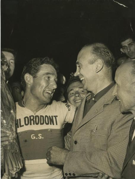 Ciclismo - Pierino Baffi - Criterium di Lecco - Gran Premio Cademartori 1958 - Festeggiamenti per la vittoria con Fiorenzo Magni