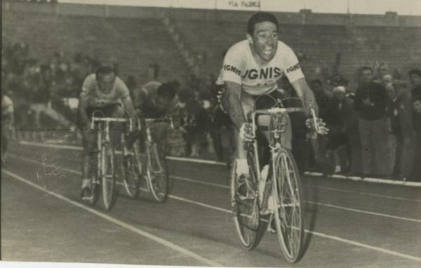 Ciclismo - Pierino Baffi - Bologna - Giro dell'Emilia 1960 - Il vincitore taglia il traguardo seguito da Diego Ronchini e Carlo Brugnami
