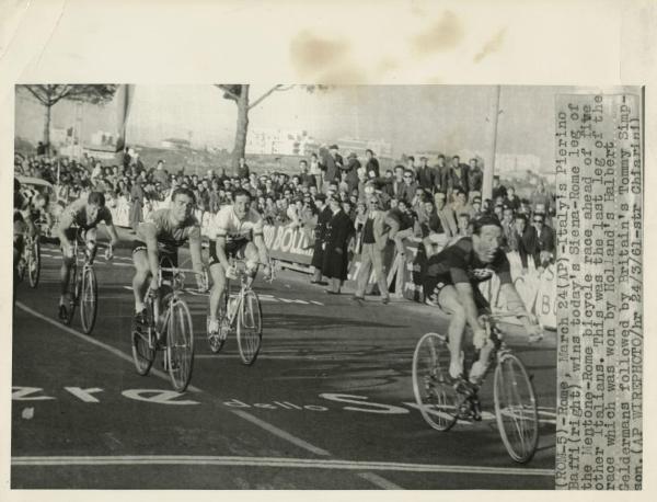 Ciclismo - Pierino Baffi - Corsa Mentone(Francia)-Genova-Roma 1961 - Tappa Siena-Roma - L'arrivo del vincitore della tappa