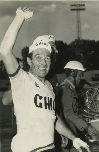 Ciclismo - Pierino Baffi - Pescara - Trofeo Matteotti 1962 - Il vincitore saluta il pubblico