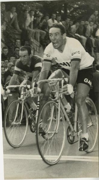 Ciclismo - Pierino Baffi - Legnano - Coppa Bernocchi 1962 - Il vincitore taglia il traguardo seguito da Nino Defilippis