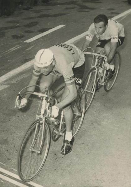 Ciclismo - Ercole Baldini - Corsa Parigi-Bruxelles 1957 - Il vincitore taglia il traguardo seguito da Nino Defilippis