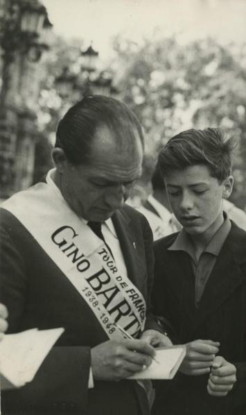 Ciclismo - Gino Bartali - Il figlio di Louison Bobet riceve l'autografo del "Campionissimo"