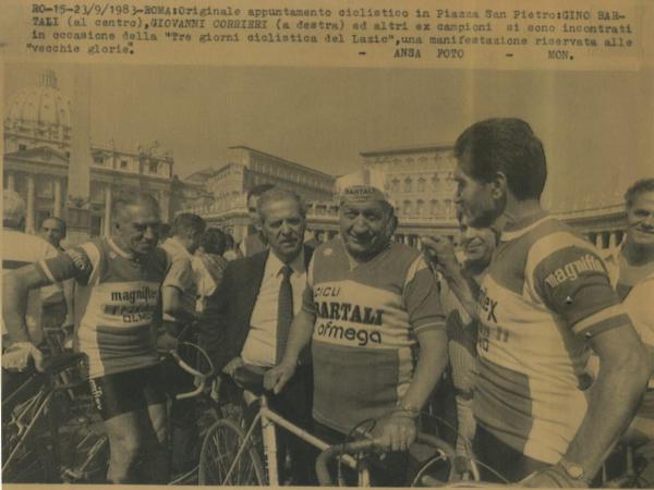 Ciclismo - Gino Bartali - Roma - Piazza San Pietro - Tre giorni ciclistica del Lazio 1983  - Sulla linea di partenza con Giovanni Corrieri