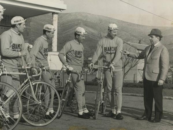 Ciclismo - Squadra Bianchi - Riviera di Ponente (Liguria) - Il direttore sportivo Giuseppe De Grandi con i ciclisti durante una pausa in allenamento