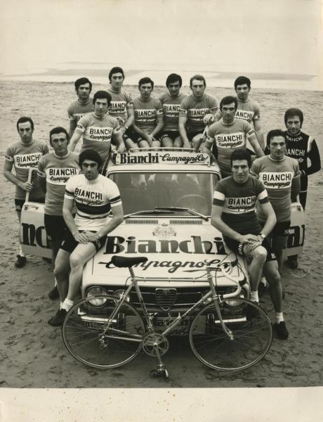 Ciclismo - Squadra Bianchi - Ritratto di gruppo con il direttore sportivo Vittorio Adorni
