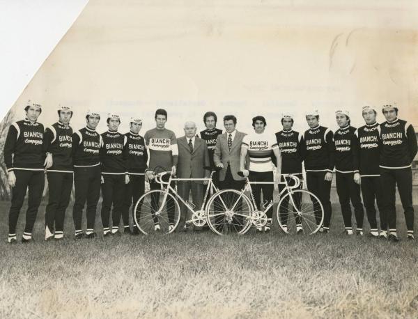 Ciclismo - Squadra Bianchi - Ritratto di gruppo con il commendatore  Tullio Campagnolo e il presidente Angelo Trapletti