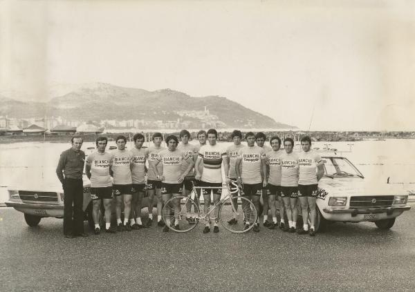 Ciclismo - Squadra Bianchi - Ritratto di gruppo con il direttore sportivo Giancarlo Ferretti