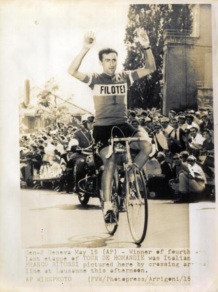 Ciclismo - Franco Bitossi - Tour de Romandie 1966 - Tappa La Chaux-de-Fonds-Losanna - Il vincitore taglia il traguardo