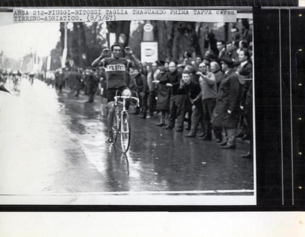 Ciclismo - Franco Bitossi - Corsa Tirreno-Adriatico 1967 - Tappa Santa Marinella-Fiuggi - Il vincitore taglia il traguardo