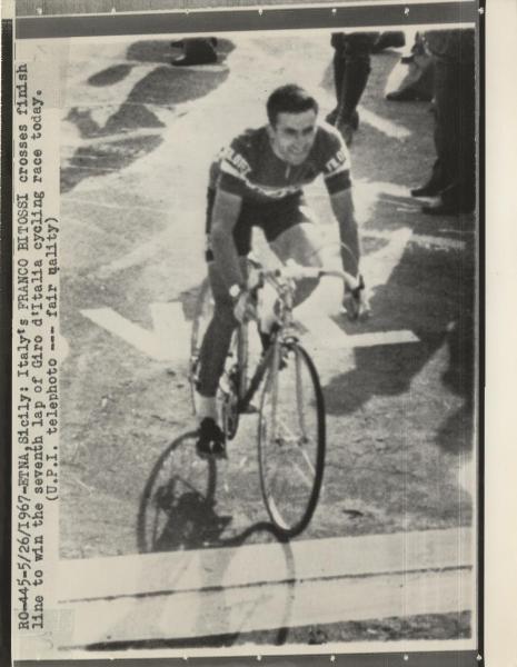 Ciclismo - Franco Bitossi - 50Â° Giro d'Italia - Tappa Catania -Etna - Il vincitore taglia il traguardo