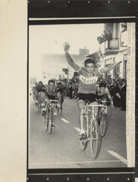 Ciclismo - Franco Bitossi - Lissone - Coppa Agostoni 1967 - Il vincitore taglia il traguardo davanti a Michele Dancelli e Bernard Guyot