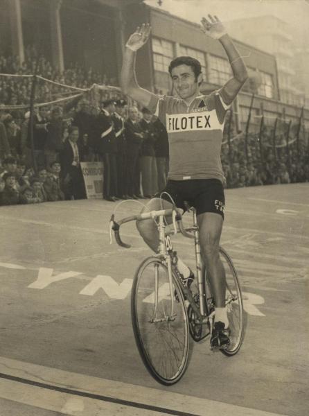 Ciclismo - Franco Bitossi - Giro di Lombardia 1967 - Il vincitore taglia il traguardo