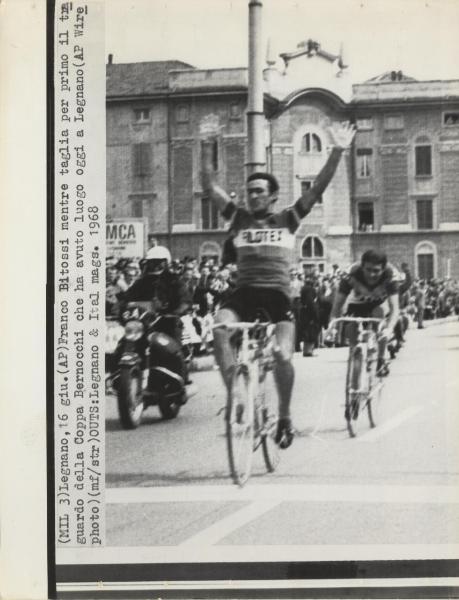 Ciclismo - Franco Bitossi - Legnano - Coppa Bernocchi 1968 - L' arrivo del vincitore