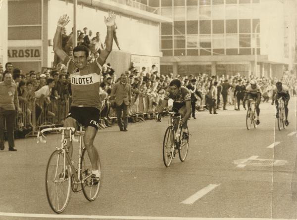 Ciclismo - Franco Bitossi - Lissone - Coppa Agostoni 1969 - Il vincitore taglia il traguardo davanti a Jean Pierre Monsere