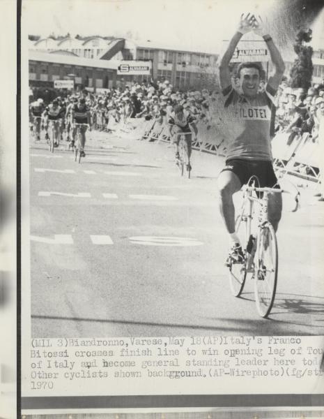 Ciclismo - Franco Bitossi - 53° Giro d'Italia - Tappa San Pellegrino Terme-Biandronno - Il vincitore taglia il traguardo