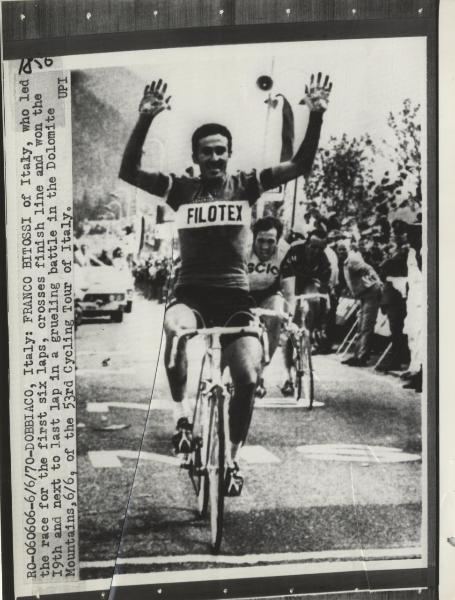 Ciclismo - Franco Bitossi - 53° Giro d'Italia - Tappa Rocca Pietore-Dobbiaco - Il vincitore taglia il traguardo