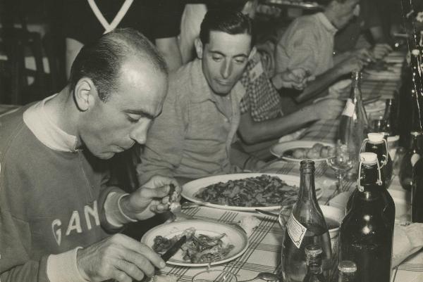 Ciclismo - Fausto Coppi - 38° Tour de France - Tappa Parigi-Caen - A pranzo con Fiorenzo Magni