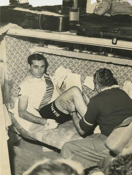 Ciclismo - Fausto Coppi - Parigi - Sei Giorni di Parigi 1958 - Coppi si sottopone a un massaggio