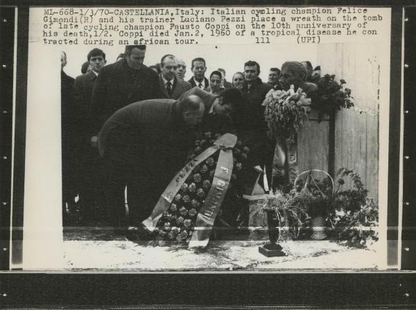 Ciclismo - Castellania - Cimitero - Felice Gimondi e Luciano Pezzi depongono una corona di fiori sulla tomba di Fausto Coppi
