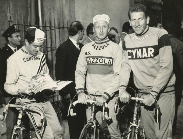 Ciclismo - Franco Cribiori - Milano - Giro di Lombardia 1963 - Punzonatura - Con Vittorio Adorni e Franco Balmanion