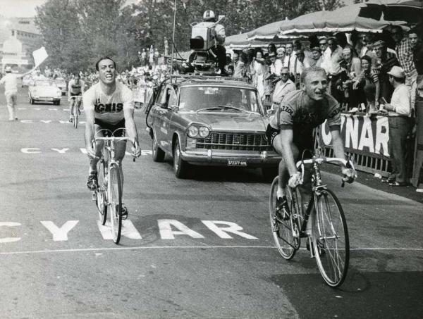 Ciclismo - Franco Cribiori - Lugano (Svizzera) - Giro ciclistico del Ticino 1964 - Il vincitore all'arrivo davanti a Giovanni Bettinelli
