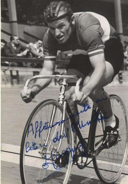 Ciclismo - Leandro Faggin - Colonia (Germania) - Campionati del mondo di ciclismo su pista 1954 - Inseguimento individuale dilettanti - Il vincitore in azione