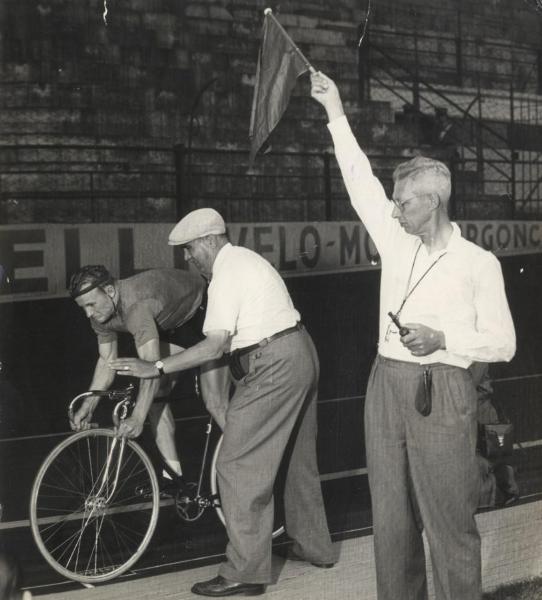 Ciclismo - Leandro Faggin - Milano - Velodromo Vigorelli - Campionati del mondo di ciclismo su pista 1955 -  Inseguimento individuale dilettanti - Sulla linea di partenza