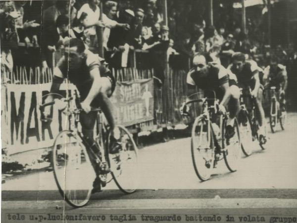 Ciclismo - Vito Favero - 45° Tour de France - Tappa Pau-Luchon - Il vincitore batte in volata il gruppo