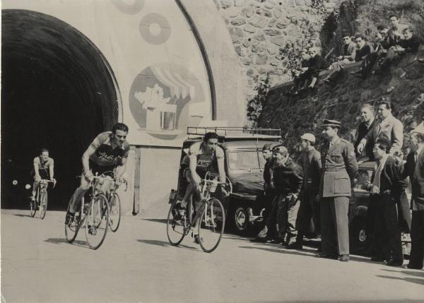 Ciclismo - Raphael Géminiani - Passo del Turchino - Uscita dalla galleria - Affiancato da Attilio Lambertini