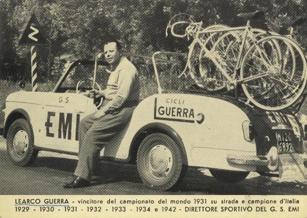Ciclismo - Learco Guerra - Direttore sportivo della squadra EMI - Appoggiato alla vettura di sostegno