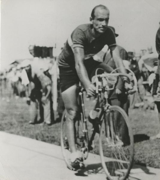 Ciclismo - Fiorenzo Magni - Corsa Sassari-Cagliari 1953 - Il vincitore in azione